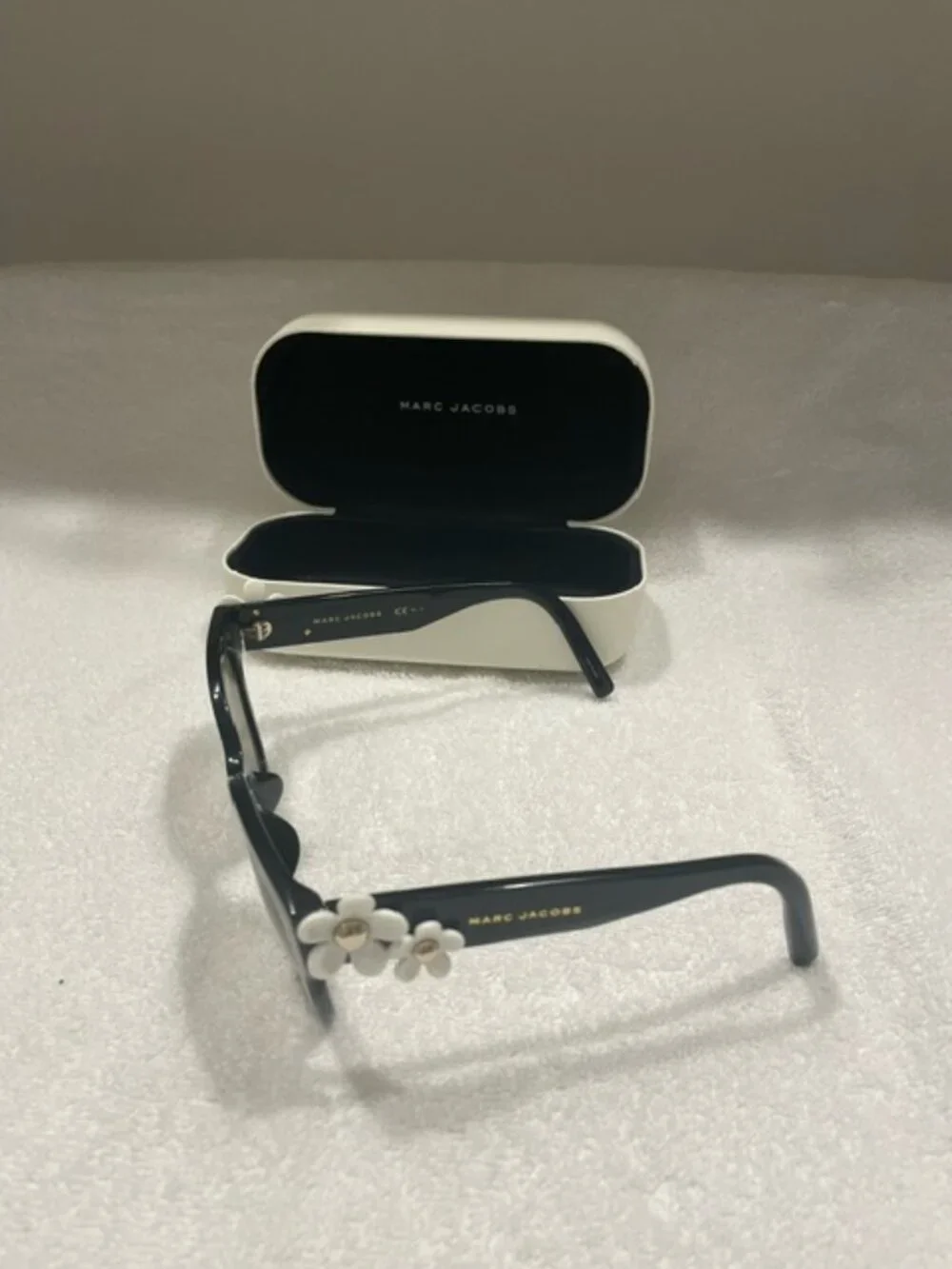 Marc Jacobs Daisy Motif Sunglasses black w/case.  Rare, Hard to Find.  OH SO CUT